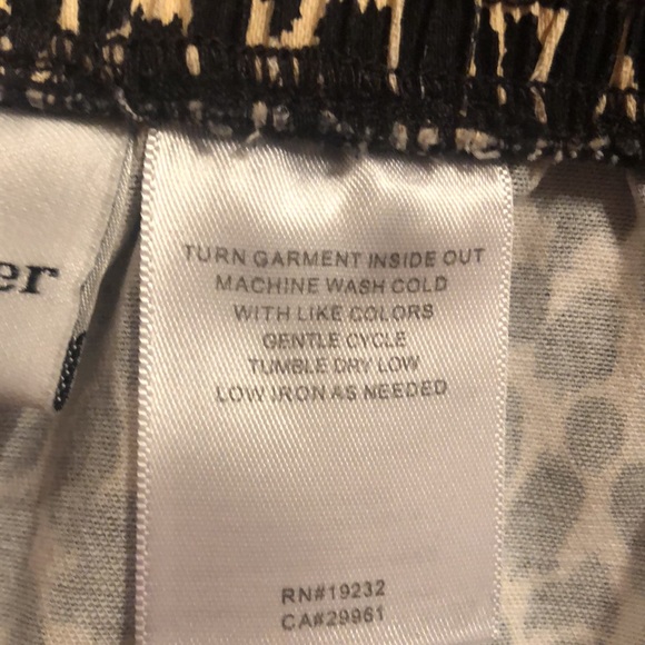 Alfred Dunner size 14 Pull-on Elastic Back Leopard Print Capris with Pockets - Picture 6 of 7